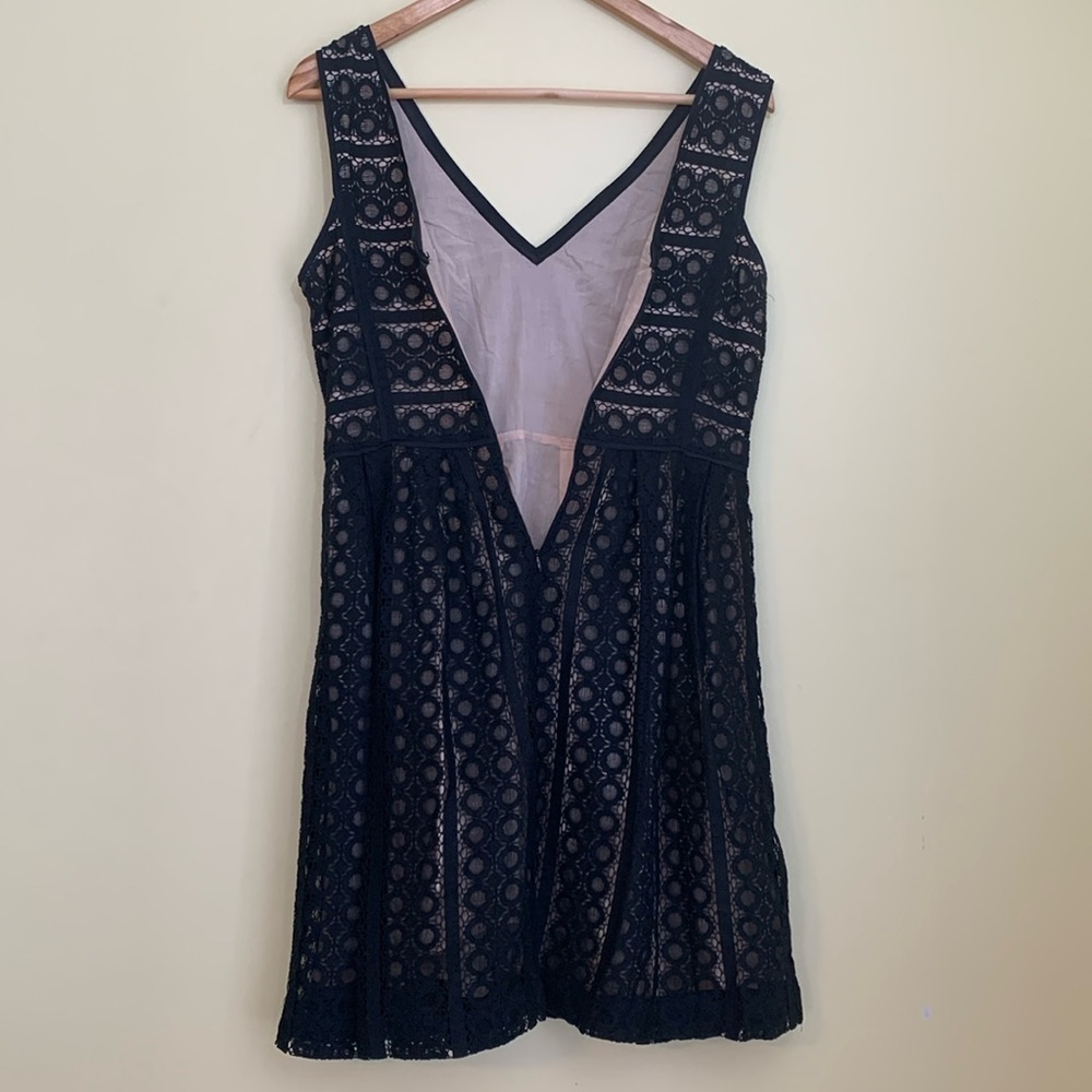 Loft | Black Tan Lace Embroideree V-Neck Sleeveless Fit & Flare Pleated Dress 2P - Picture 17 of 17